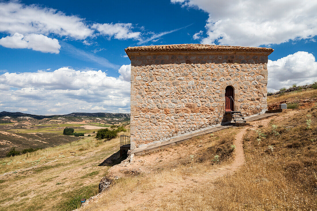 Das Heiligtum von San Baudelio de Berlanga befindet sich auf dem Gelände einer alten Moschee und weist verschiedene Fresken und einfache Mauerwerke in einer ruhigen Landschaft auf