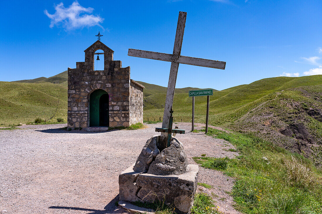 Die winzige Capilla San Rafael auf dem Gipfel der Cuesta del Obispo an der Ruta 33 von Salta zum Cardones-Nationalpark, Argentinien. Höhe 3.348 Meter oder 10.985 Fuß