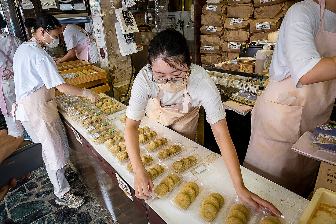 Verkauf des traditionellen Daifuku im Nakatanidou-Laden, eines mit süßer Bohnenpaste gefüllten Reiskuchens (Mochi), in Nara, Japan