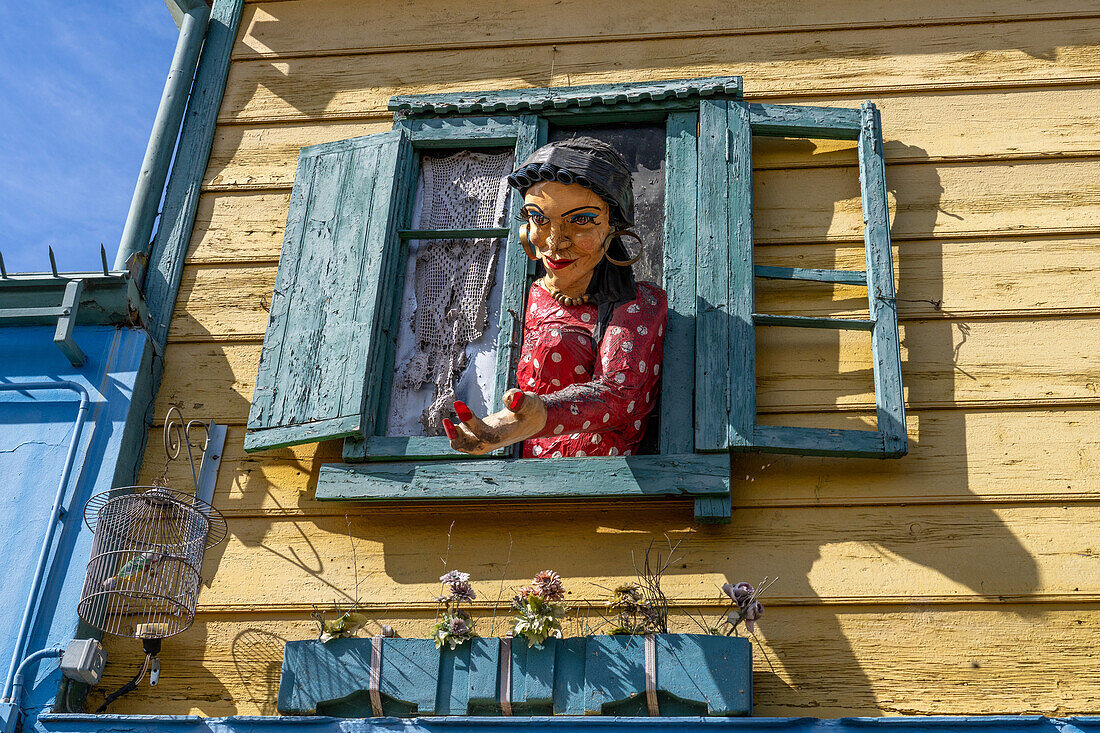 Eine karikierte Frauenstatue im Fenster einer Bar in Caminito, La Boca, Buenos Aires, Argentinien