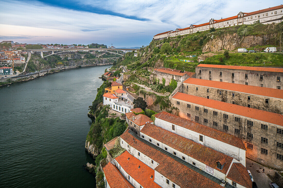 Ein atemberaubendes Panorama des Flusses Douro, der Infante Dom Henrique-Brücke und Vila Nova de Gaia aus südlicher Perspektive