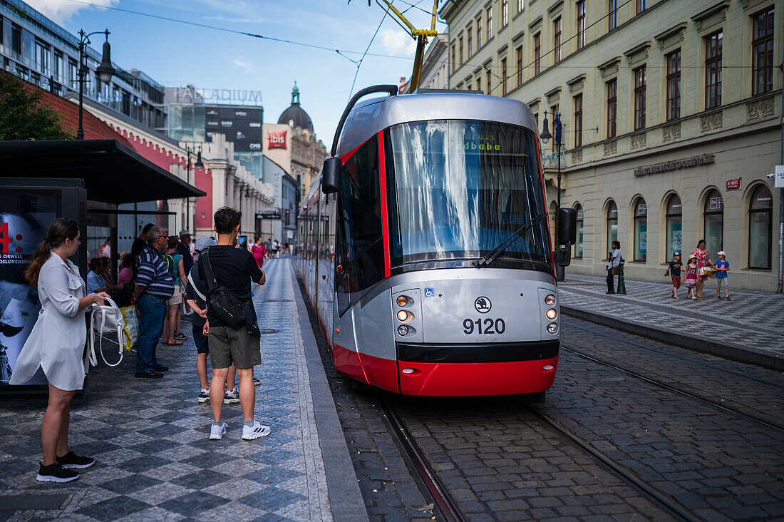 Menschen, die in Prag auf die Straßenbahn warten