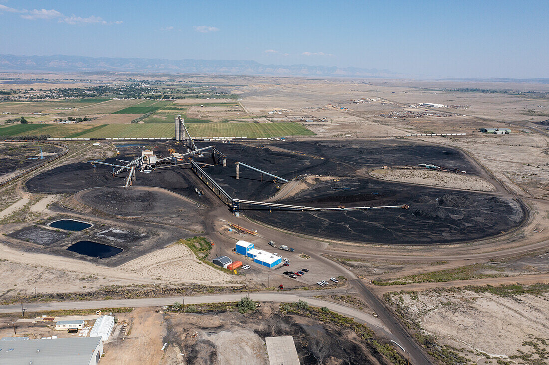 Luftaufnahme des Savage Energy Terminal, einer Kohleumschlaganlage in Price, Utah. Die Kohle wird mit Lastwagen aus den Minen gebracht und auf Eisenbahnwaggons umgeladen