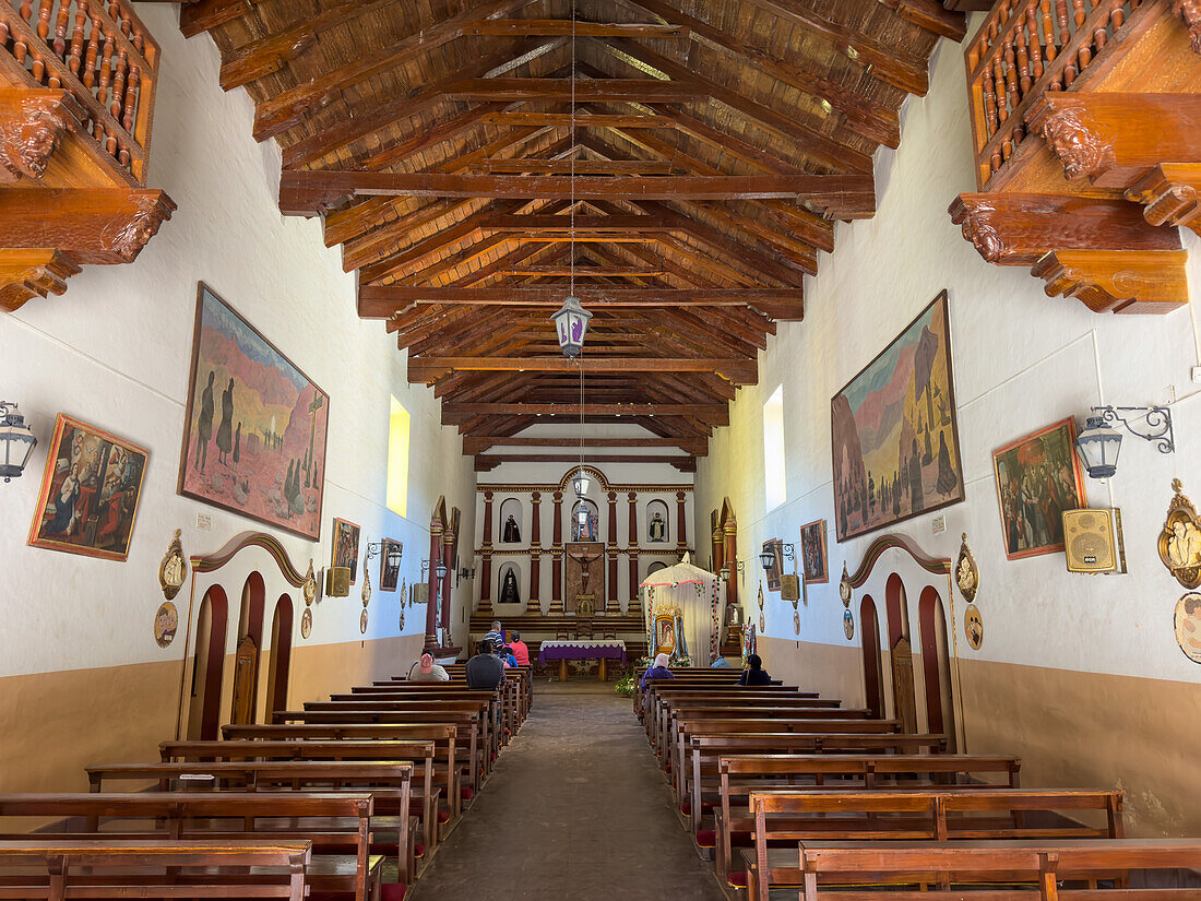 Das Kirchenschiff der Kirche der Jungfrau vom Rosenkranz und des Heiligen Franz von Assisi in Tilcara, Argentinien