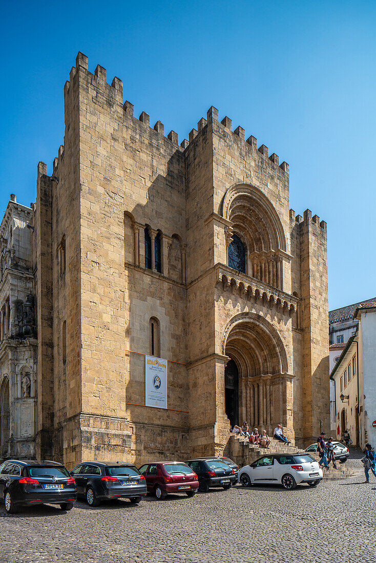 Coimbra, Portugal, 13. April 2017, Romanische Kathedrale Se Velha in Coimbra, Portugal, mit Menschen und Autos