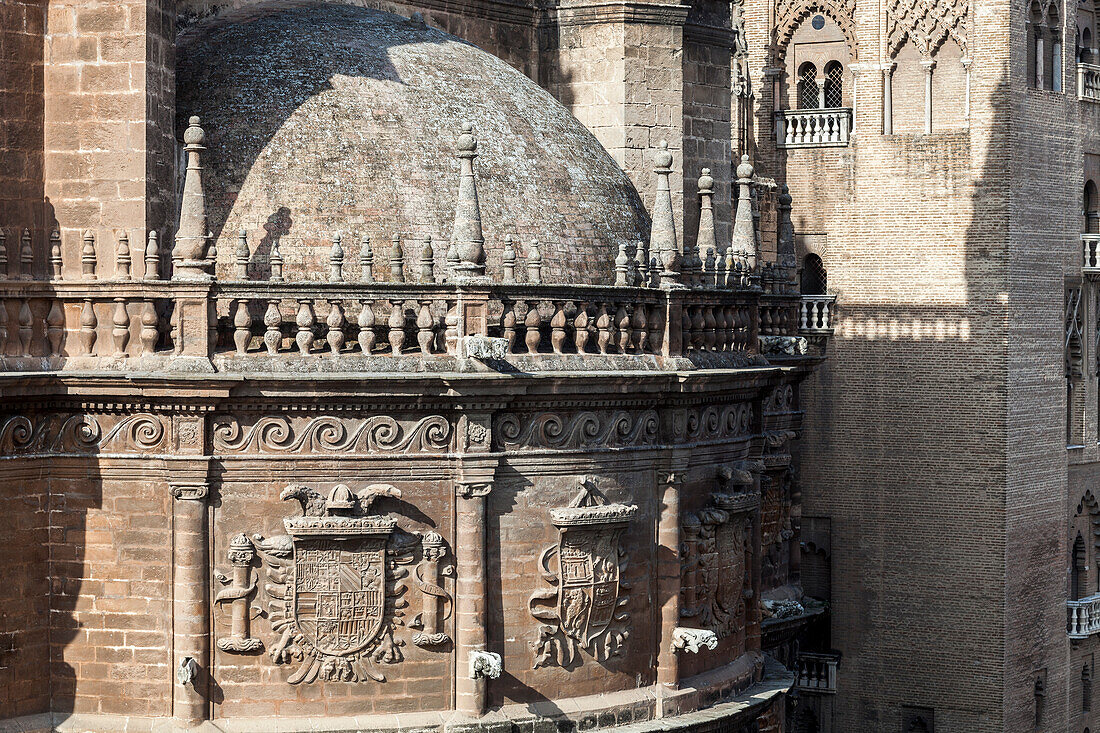 Das kunstvolle Abzeichen von Kaiser Karl V. ziert die Wand der Kathedrale, die das spanische Erbe und die Kunstfertigkeit in Sevilla, Andalusien, zeigt