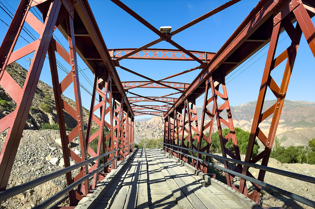 Die Puente Tilcara oder einspurige Eisenbrücke zwischen Tilcara und den Ruinen von Pucara de Tilcara. Tilcara, Argentinien