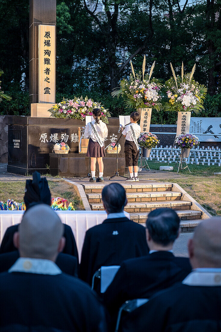 Ökumenische Zeremonie, die jedes Jahr am 8. August im Park des Hypozentrums von Nagasaki vor dem Monolithen, der das Hypozentrum markiert, stattfindet und bei der alle Religionen Nagasakis der Opfer des Atombombenabwurfs gedenken, Nagasaki, Japan