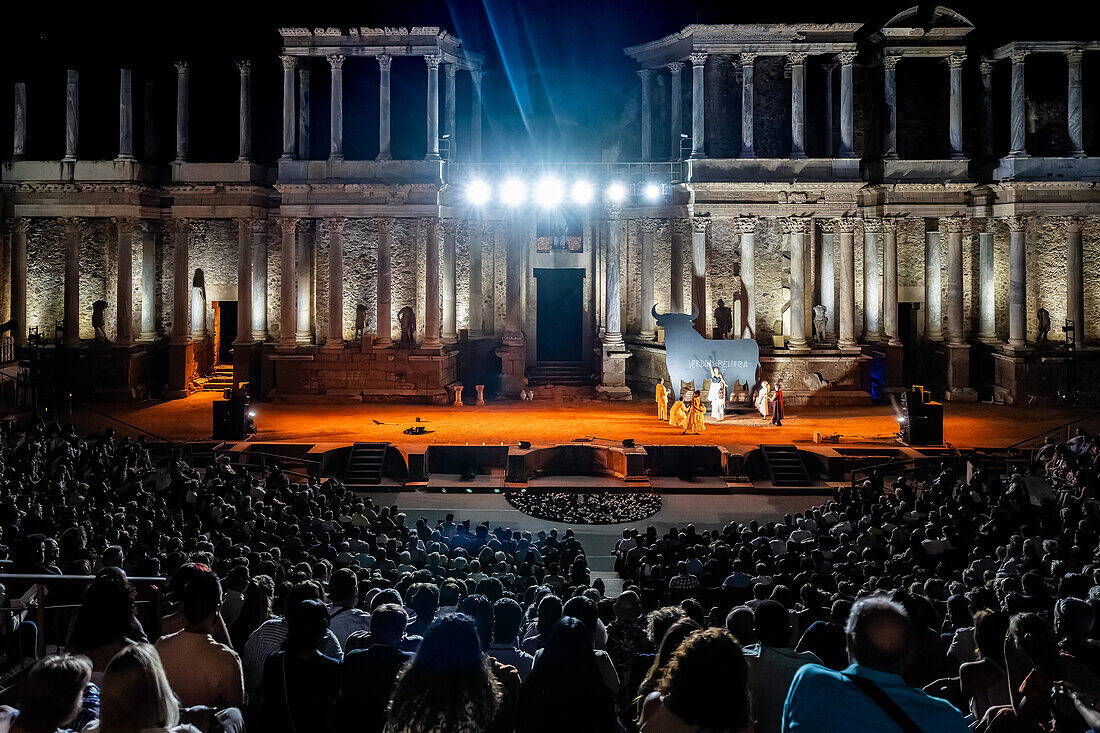 Merida, Spanien, 15. August 2024, Das historische Teatro Romano de Merida in Spanien erwacht während der letzten Aufführung von Joan Espasas Tiresias unter dem Nachthimmel im August 2024 zum Leben