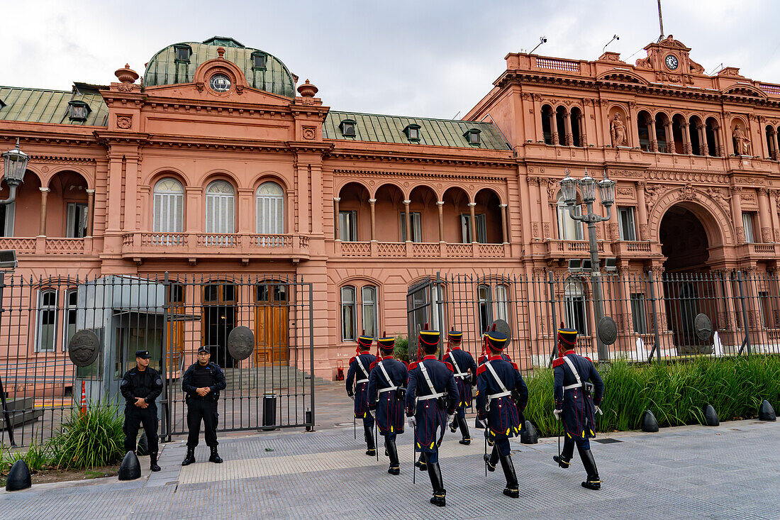 Die militärische Ehrengarde marschiert vom Grab des Heiligen Martin in der Kathedrale zur Casa Rosada in Buenos Aires, Argentinien. Die Soldaten gehören der Ayacucho-Schwadron des Regiments der Pferde-Grenadiere an und marschieren mit einem niedrigen Gänseschritt