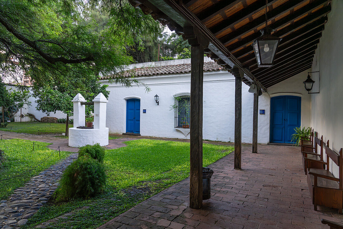 Der Innenhof des Historischen Hauses der Unabhängigkeit in San Miguel de Tucumán, Argentinien. In diesem Haus tagte der Kongress von Tucumán, der am 9. Juli 1816 die argentinische Unabhängigkeitserklärung von Spanien verabschiedete