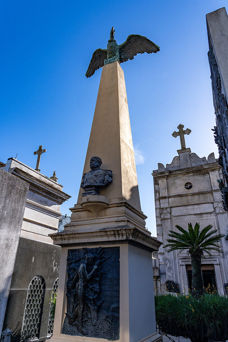 Denkmal und Grabmal des ehemaligen Präsidenten Domingo Faustino Sarmiento auf dem Friedhof von Recoleta, Buenos Aires, Argentinien