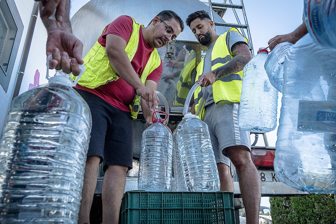 Dürre, Verteilung von Trinkwasser per Tankwagen an die Bürger von Pozoblanco. Aufgrund der Dürre ist das Wasser aus dem Stausee La Colada für den menschlichen Verzehr ungeeignet. 80.000 Menschen sind in der Region Los Pedroches, Córdoba, Spanien, betroffen