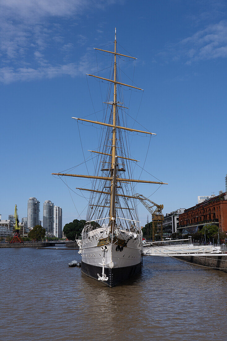 Die ARA Presidente Sarmiento, ein Museumsschiff in Puerto Madero in Buenos Aires, Argentinien