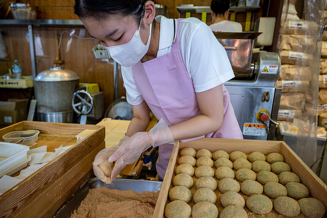 Herstellung des traditionellen Daifuku im Nakatanidou-Geschäft, das aus weichem Reiskuchen (Mochi) mit süßer Bohnenpaste besteht, in Nara, Japan