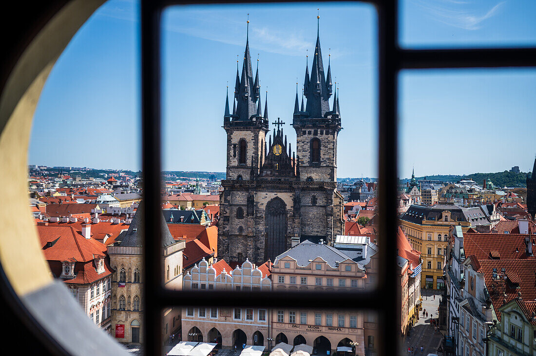 Blick von der Astronomischen Uhr im Turm des Alten Rathauses auf die Kirche Unserer Lieben Frau vor Tyn, Prag