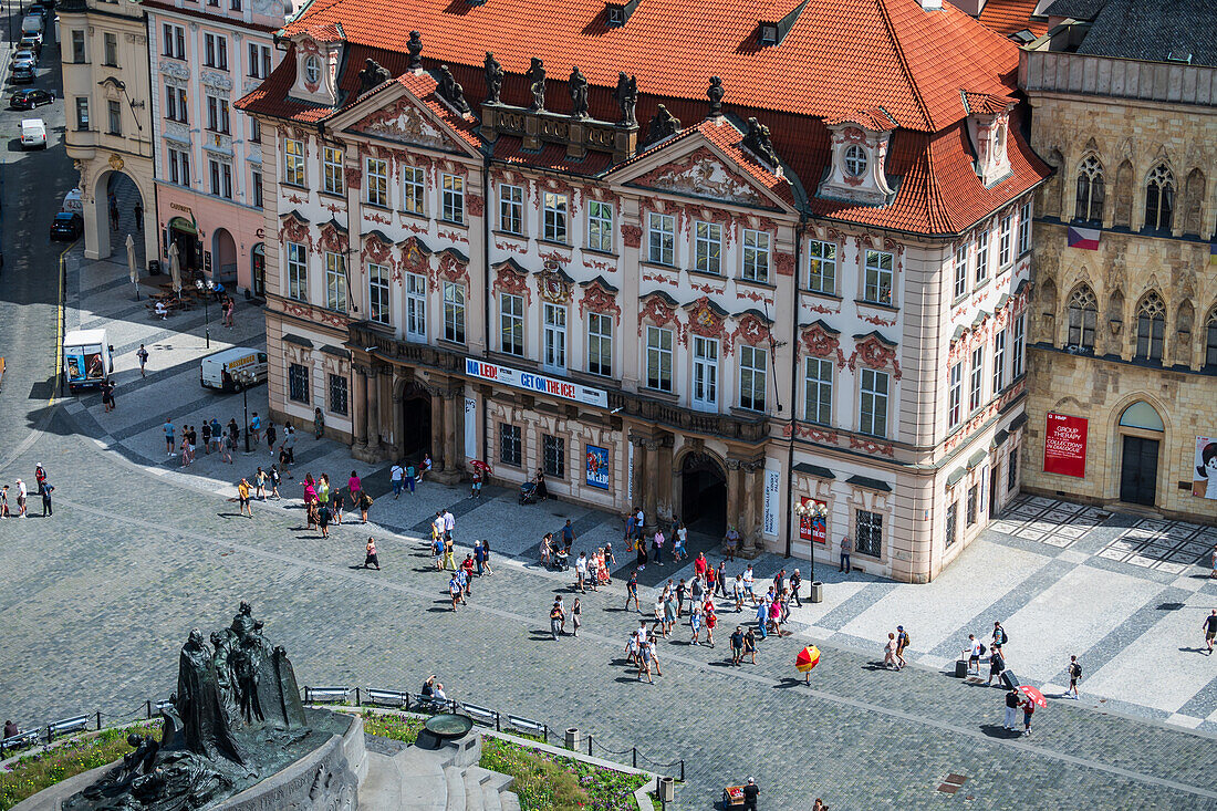 Blick auf den Altstädter Ring (Staromestské námestí) vom Astronomischen Uhrenturm in Prag