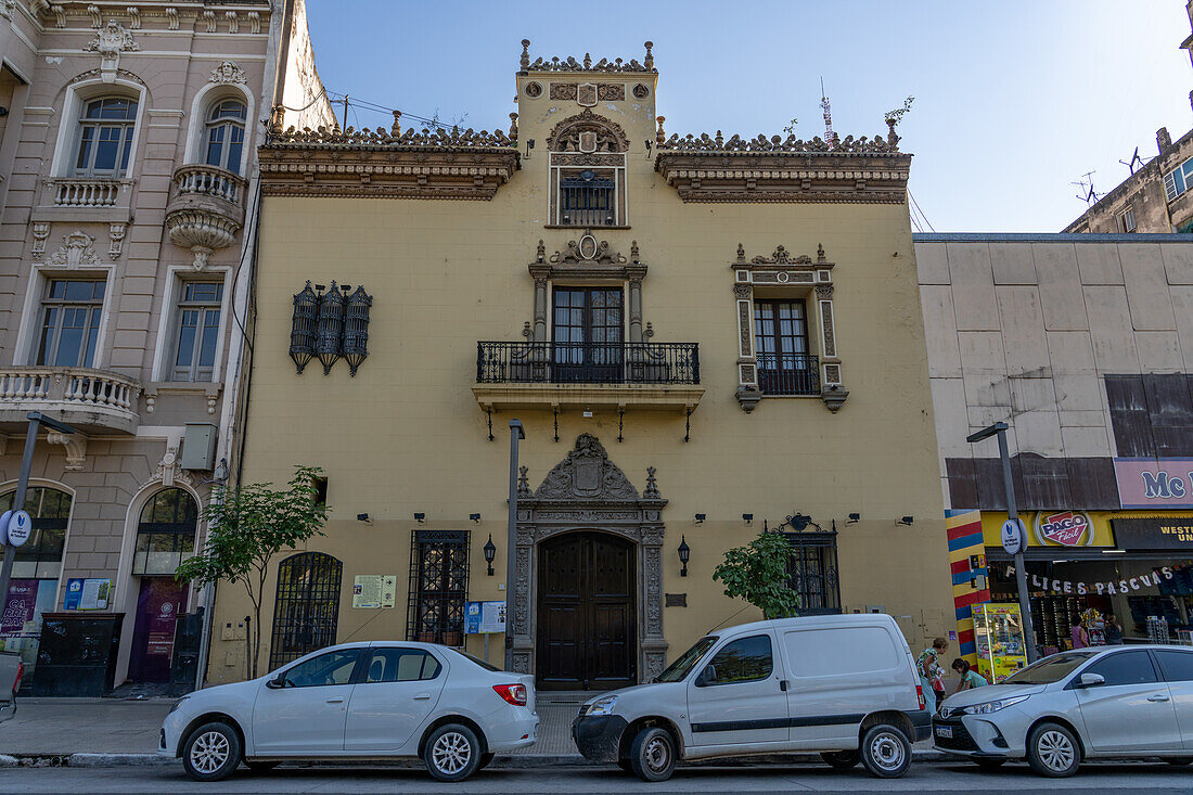 Die ehemalige Residenz der Familie Frias Helguera mit Blick auf den Unabhängigkeitsplatz in San Miguel de Tucumán, Argentinien. Heute beherbergt es den Wirtschaftsverband von Tucumán