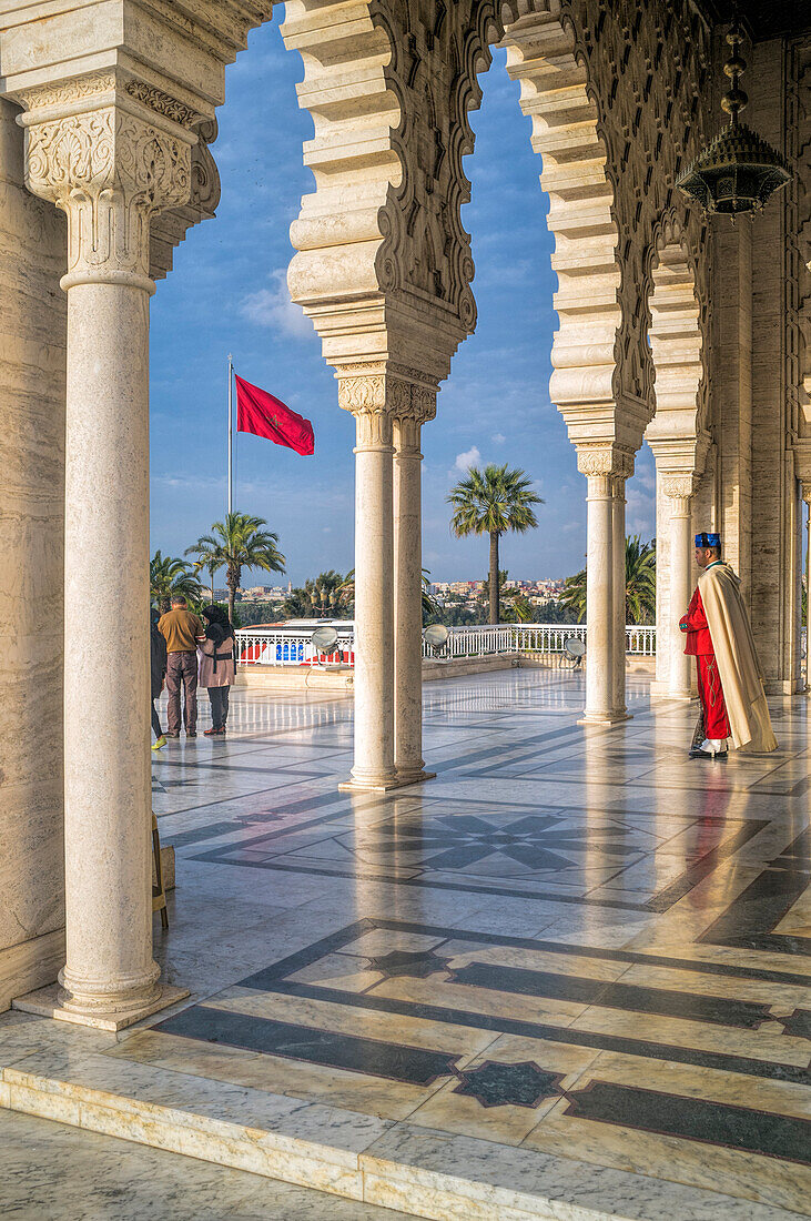 Rabat, Marokko, 24. April 2015, Das Mausoleum von Mohammed V. spiegelt mit seiner exquisiten Architektur und der ruhigen Umgebung die reiche Geschichte und Kultur Marokkos wider