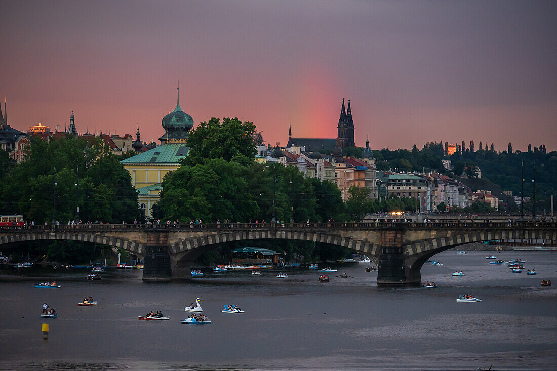 Blick auf die Moldau von der Karlsbrücke in Prag