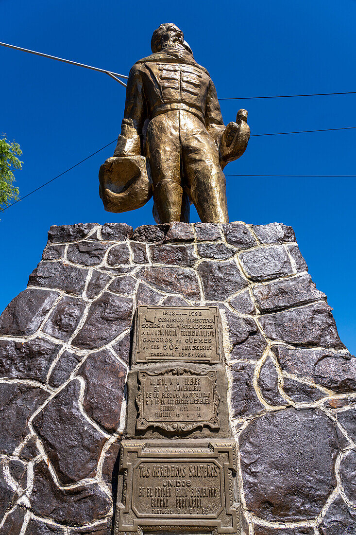 Gedenktafel am Denkmal von General Miguel de Guemes, einem Helden des argentinischen Unabhängigkeitskrieges, in Tartagal, Argentinien