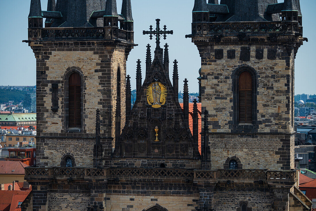 Blick auf die Kirche Unserer Lieben Frau vor Tyn von der Astronomischen Uhr im Turm des Alten Rathauses, Prag