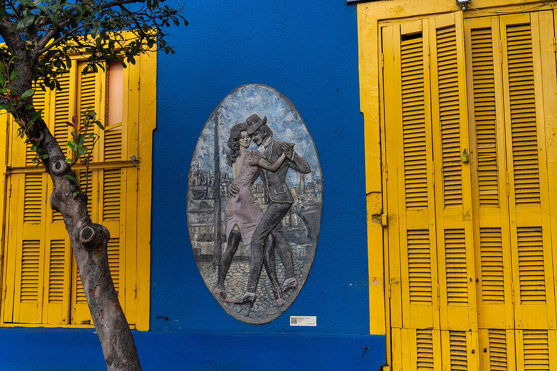 Eine Basrelief-Skulptur, "Ballarines", von Tangotänzern des Künstlers Vicente Walter an einer Wand in Caminito, La Boca, Buenos Aires, Argentinien