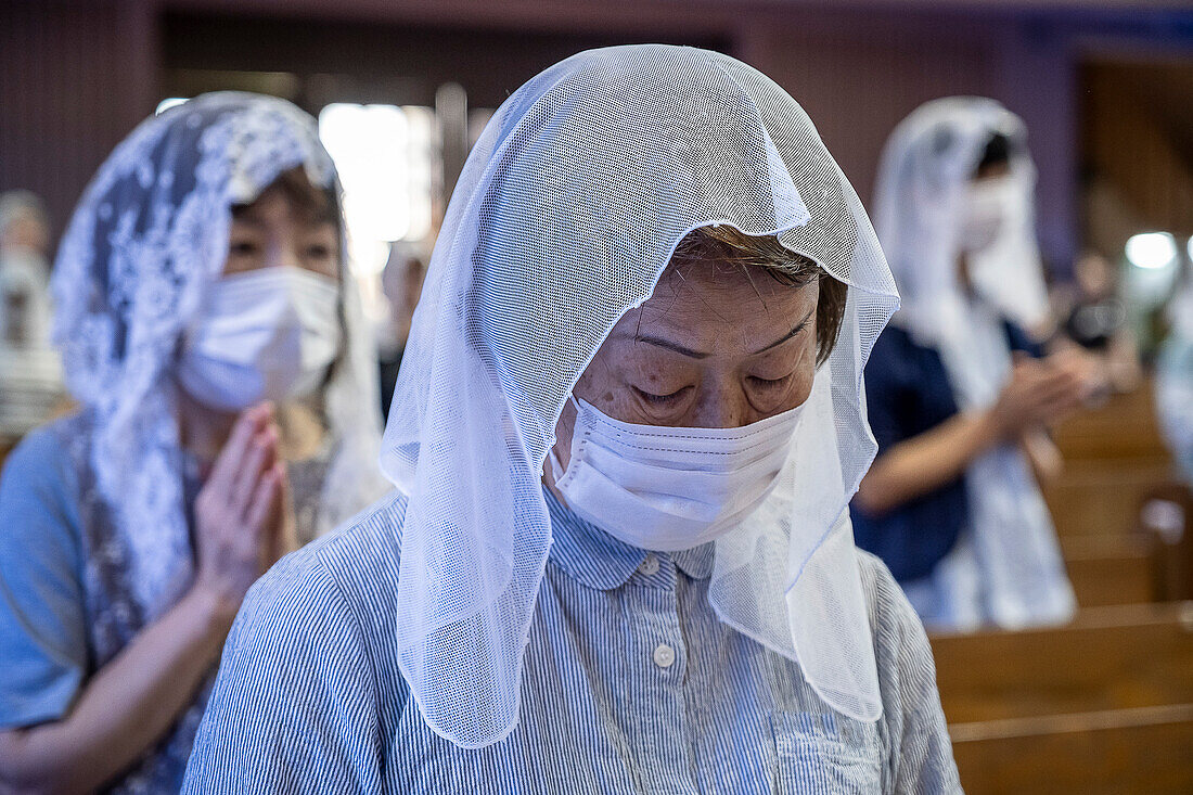 Morgenmesse am 9. August, jedes Jahr, zum Gedenken an die Opfer der Atombombe. Urakami Kathedrale, Nagasaki, Japan