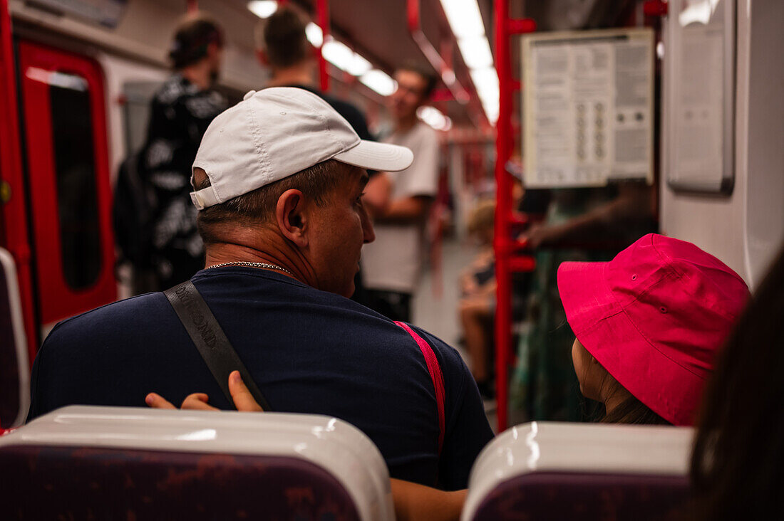 Tochter zeigt ihrem Vater Liebe in einem Prager U-Bahn-Wagen