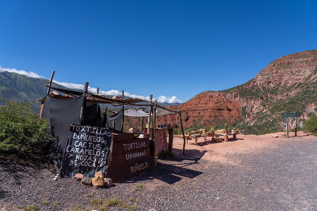 A souvenir stand at the San Francisco de Escoipe overlook in the Quebrada de Escoipe, Valle de Lerma near Salta, Argentina.