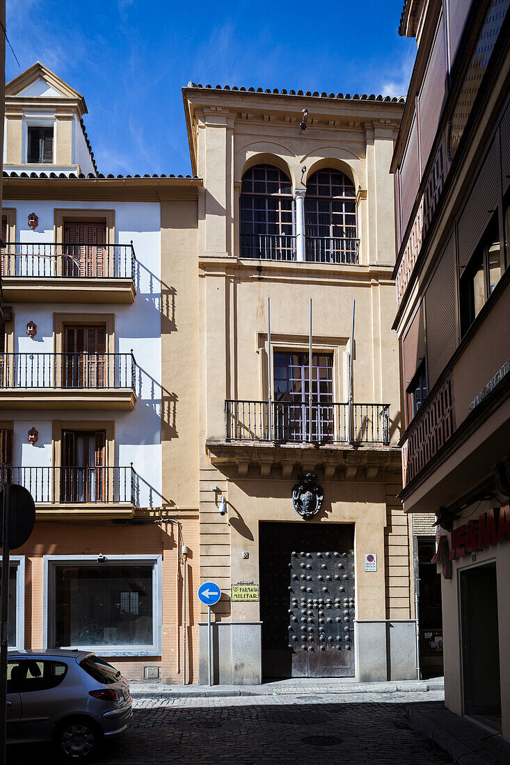 Der elegante Palast der Marqueses de Montefuerte steht stolz in Sevilla und spiegelt seine historische Architektur unter einem klaren blauen Himmel wider