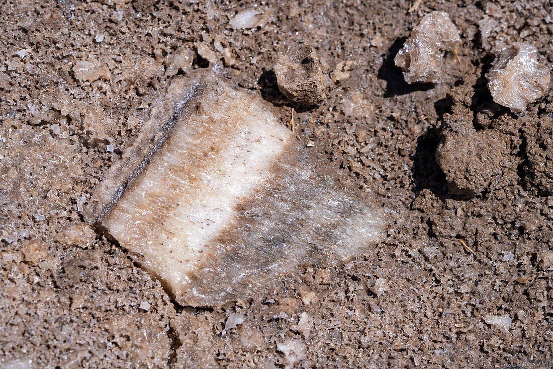 Salzgestein mit schichtweiser Ablagerung in den Salinas Grandes-Salinen auf dem Altiplano im Nordwesten Argentiniens