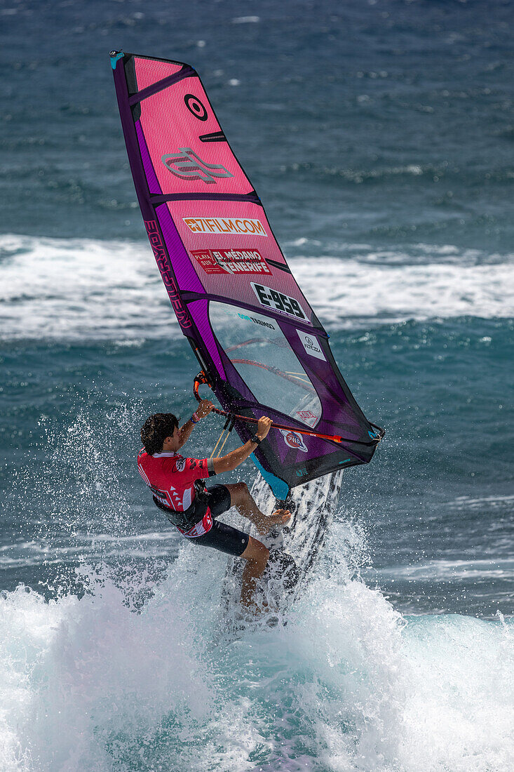 Spannende Action bei der Windsurfing-Weltmeisterschaft in El Medano, Teneriffa, Spanien, bei der die Windsurfer im August 2024 ihr Können und ihren Wettkampf unter Beweis stellen