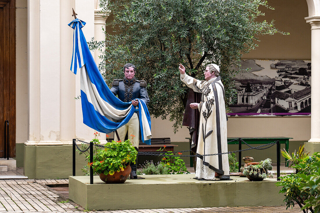 Statuen der Segnung der argentinischen Flagge im Museum für sakrale Kunst neben der Kathedrale in San Salvador de Jujuy, Argentinien. Die Statuen stellen Oberst Manuel Belgrano und Pater Juan Ignacio Goritti dar. Die Segnung der Flagge fand hier 1812 während des argentinischen Unabhängigkeitskrieges gegen Spanien statt