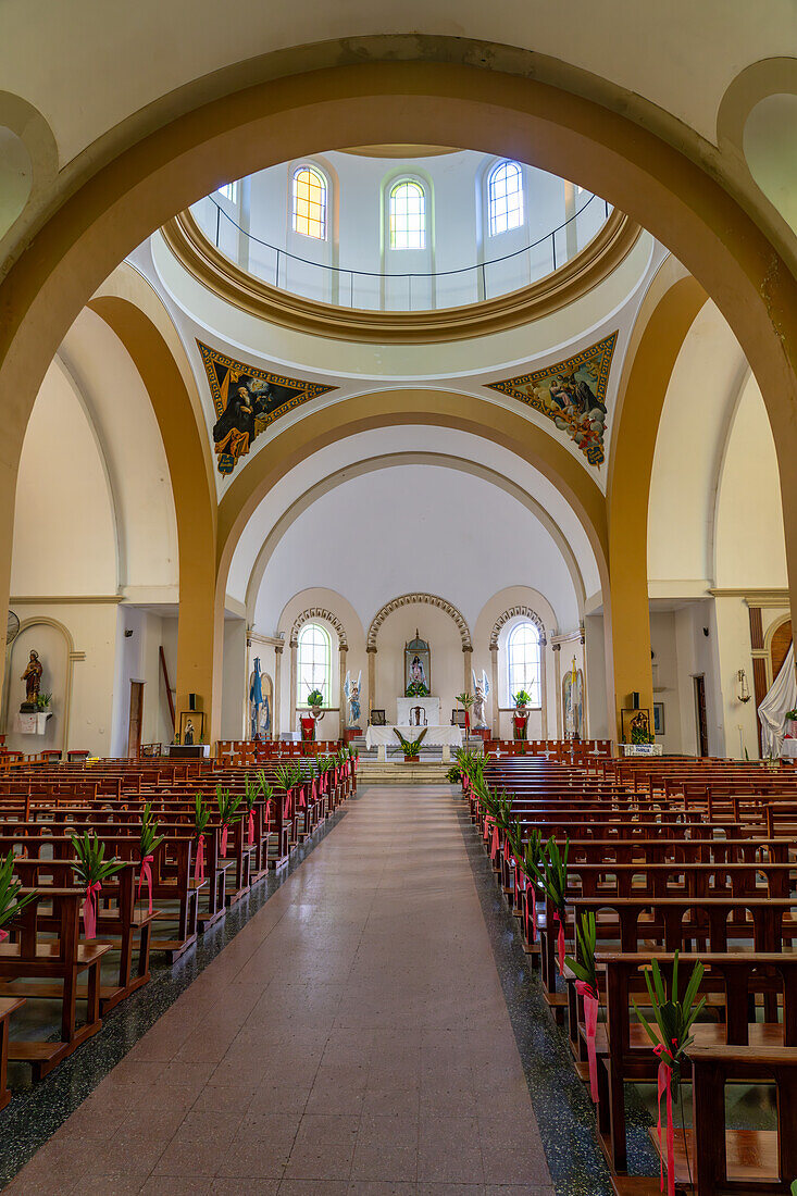 Das Kirchenschiff der Kirche Unserer Lieben Frau vom Rosenkranz, Monteros, Argentinien, geschmückt mit Palmblättern für den Palmsonntag