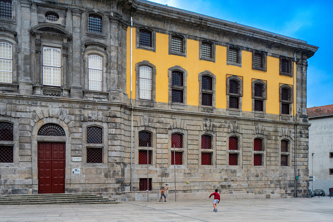 Porto, Portugal, 15. April 2017, Jungen genießen Fußball vor dem historischen Centro Portugues da Fotografia, Porto, Portugal