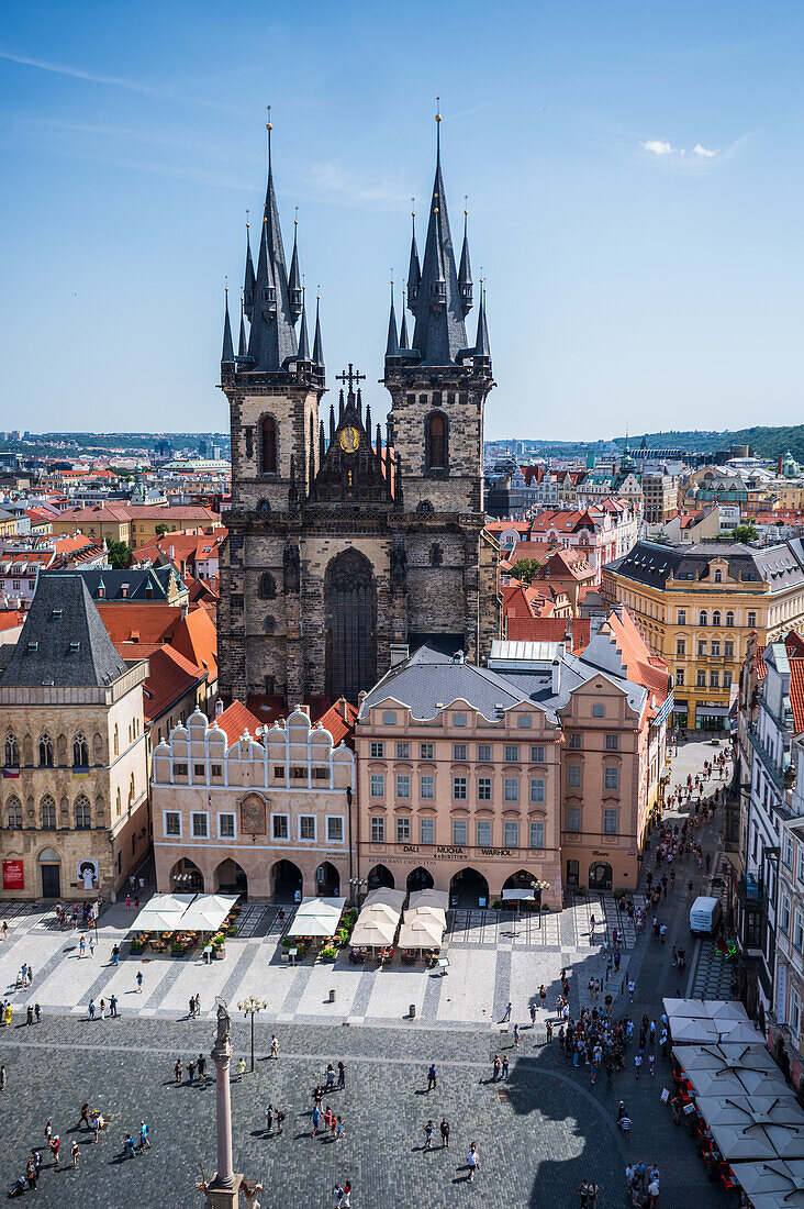 Blick auf die Kirche Unserer Lieben Frau vor Tyn von der Astronomischen Uhr im Turm des Alten Rathauses, Prag