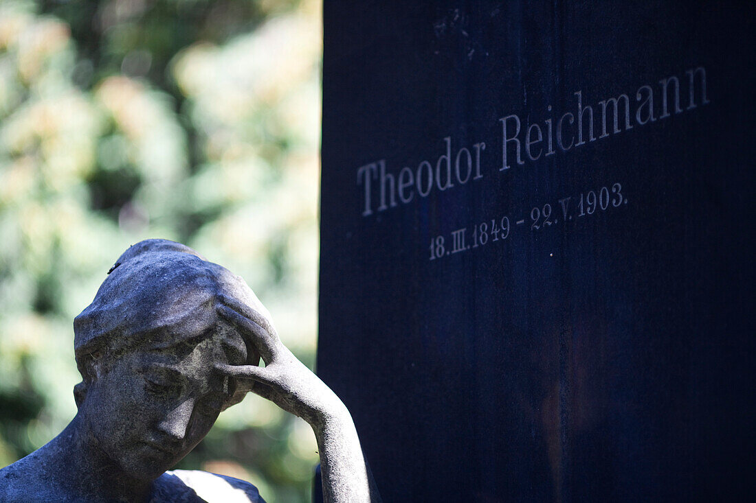 Berlin, Deutschland, 27. Juli 2009, Der kunstvoll gestaltete Grabstein von Theodor Reichmann\ fängt einen Moment der Besinnung auf einem ruhigen Berliner Friedhof ein