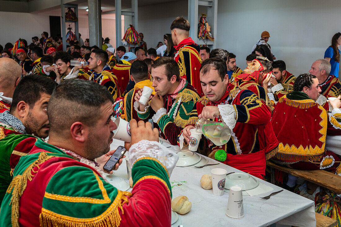 Traditionelles Mittagessen beim Fest des Heiligen Johannes von Sobrado, auch bekannt als Bugiada und Mouriscada de Sobrado, findet in Form eines Kampfes zwischen Mauren und Christen statt, lokal bekannt als Mourisqueiros und Bugios, Sao Joao de Sobrado, Portugal