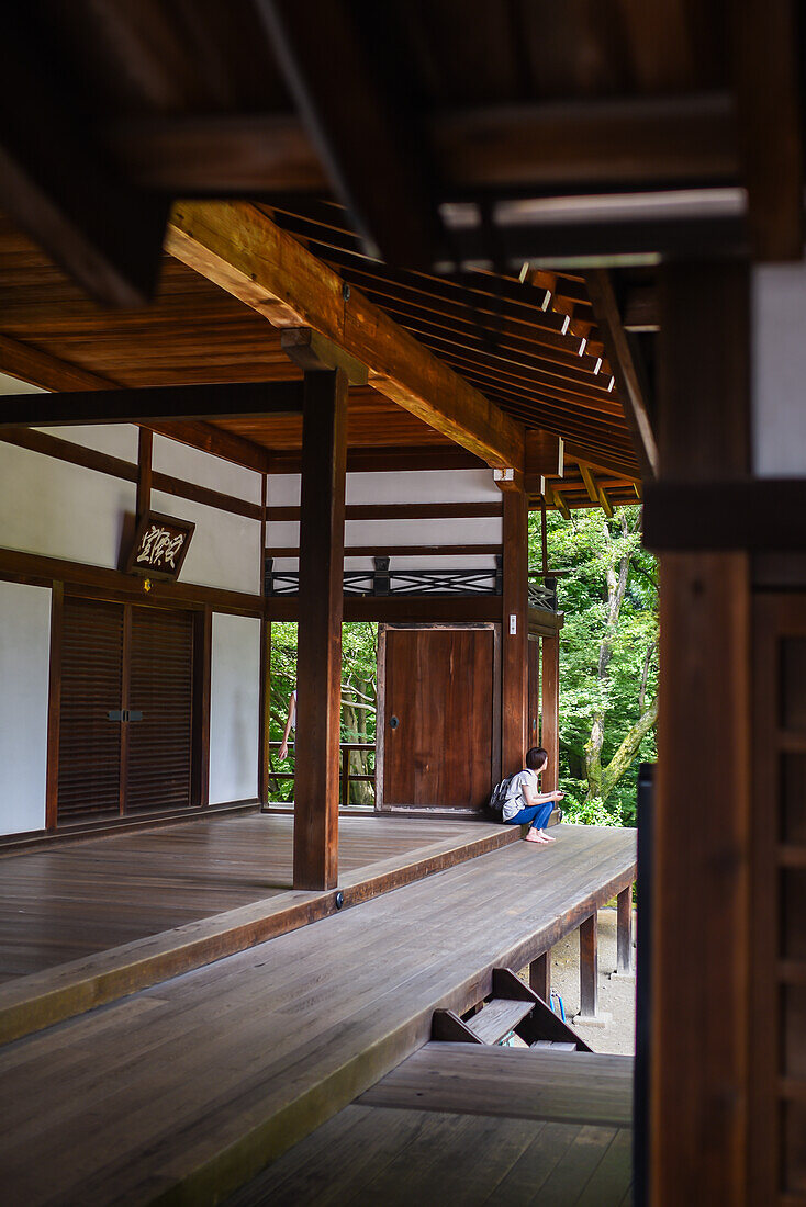 Eine Frau entspannt sich im Tofukuji-Tempel in Kyoto, Japan