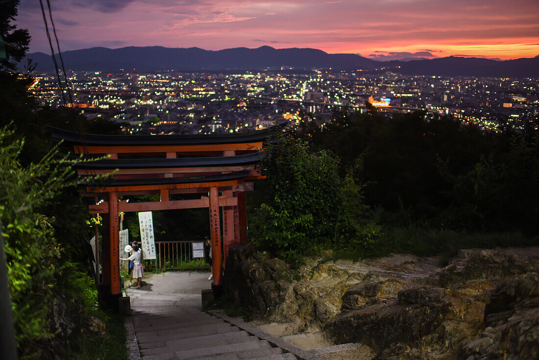 Nächtlicher Blick auf Kyoto vom Aussichtspunkt des Fushimi Inari Taisha-Tempels, Kyoto, Japan