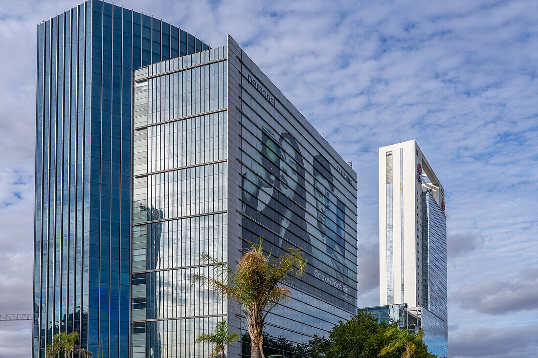 Telekom-Gebäude mit dem Turm der ICBC-Bank dahinter in Puerto Madero in Buenos Aires, Argentinien