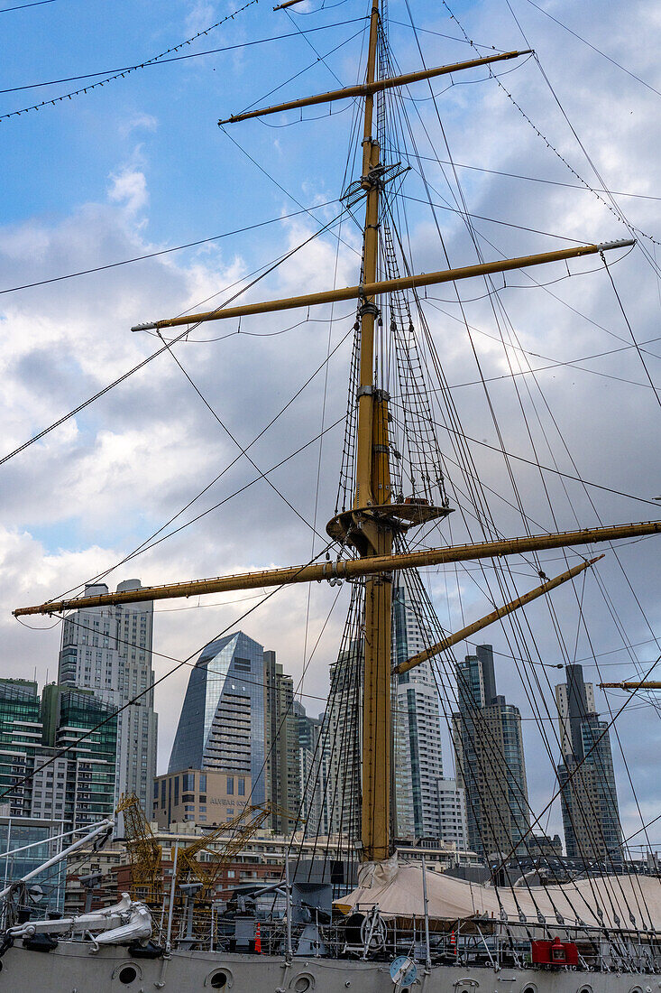 Detailansicht des Mastes der ARA Presidente Sarmiento, einem Museumsschiff in Puerto Madero, Buenos Aires, Argentinien. Im Hintergrund ist die Skyline von Puerto Madero zu sehen