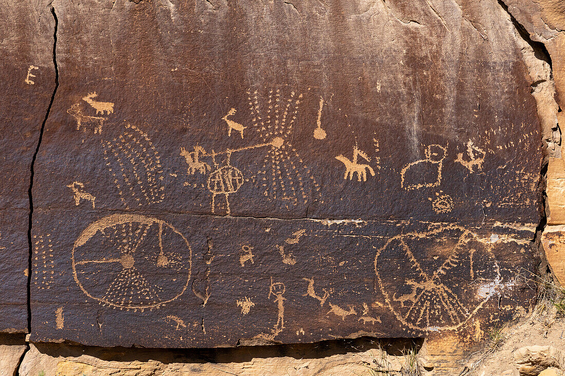 Eine prähispanische Felskunst oder Petroglyphentafel der amerikanischen Ureinwohner in Daddy's Canyon, einem Nebenfluss des Nine Mile Canyon in Utah