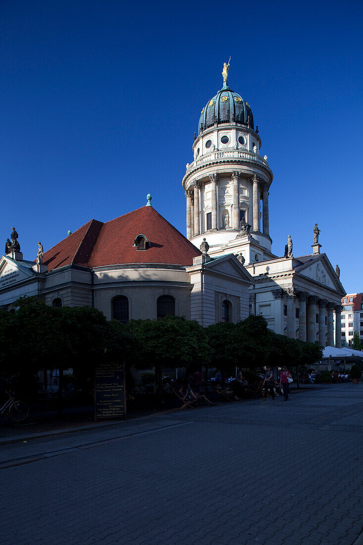 Der imposante Französische Dom steht stolz auf dem Gendarmenmarkt in Berlin und präsentiert seine beeindruckende Kuppel vor einem klaren blauen Himmel