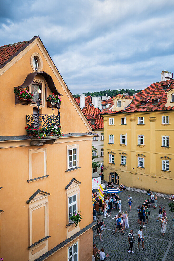 Populärer Renaissance-Balkon mit Blumen und einem Bild der Jungfrau Maria, Prag