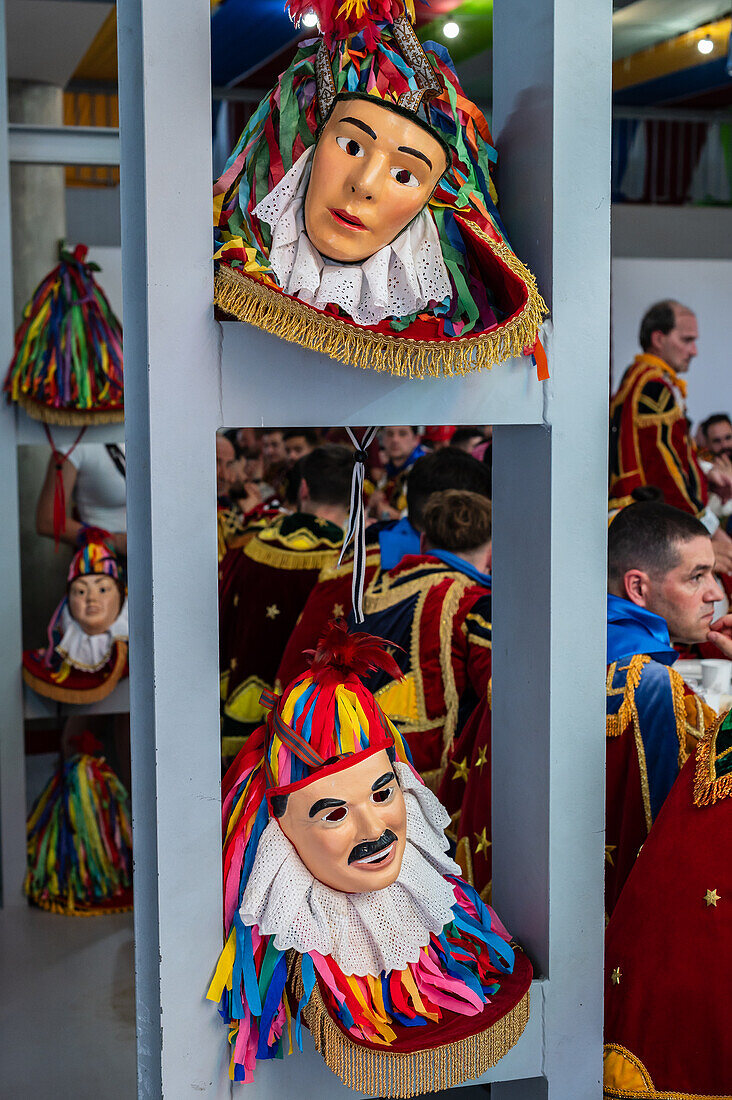 Traditionelles Mittagessen beim Fest des Heiligen Johannes von Sobrado, auch bekannt als Bugiada und Mouriscada de Sobrado, findet in Form eines Kampfes zwischen Mauren und Christen statt, lokal bekannt als Mourisqueiros und Bugios, Sao Joao de Sobrado, Portugal