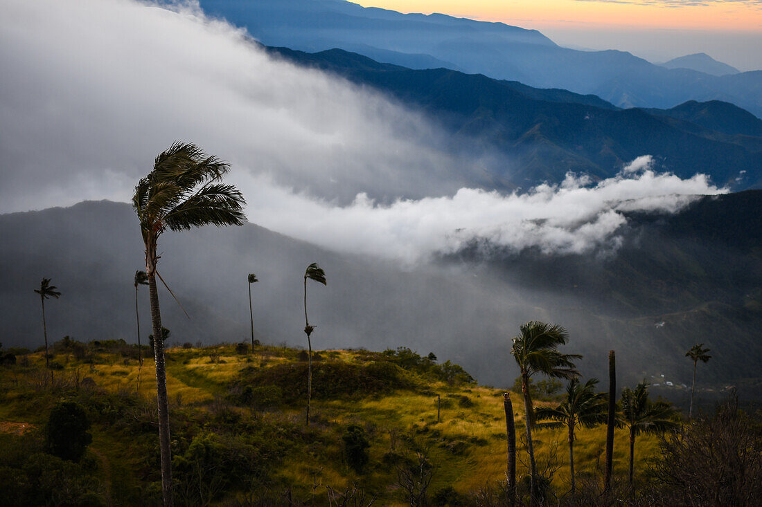 Sonnenaufgangsansicht der Sierra Nevada de Santa Marta, Berge, einschließlich Cerro Kennedy, auch bekannt als "la Cuchillo de San Lorenzo", Kolumbien