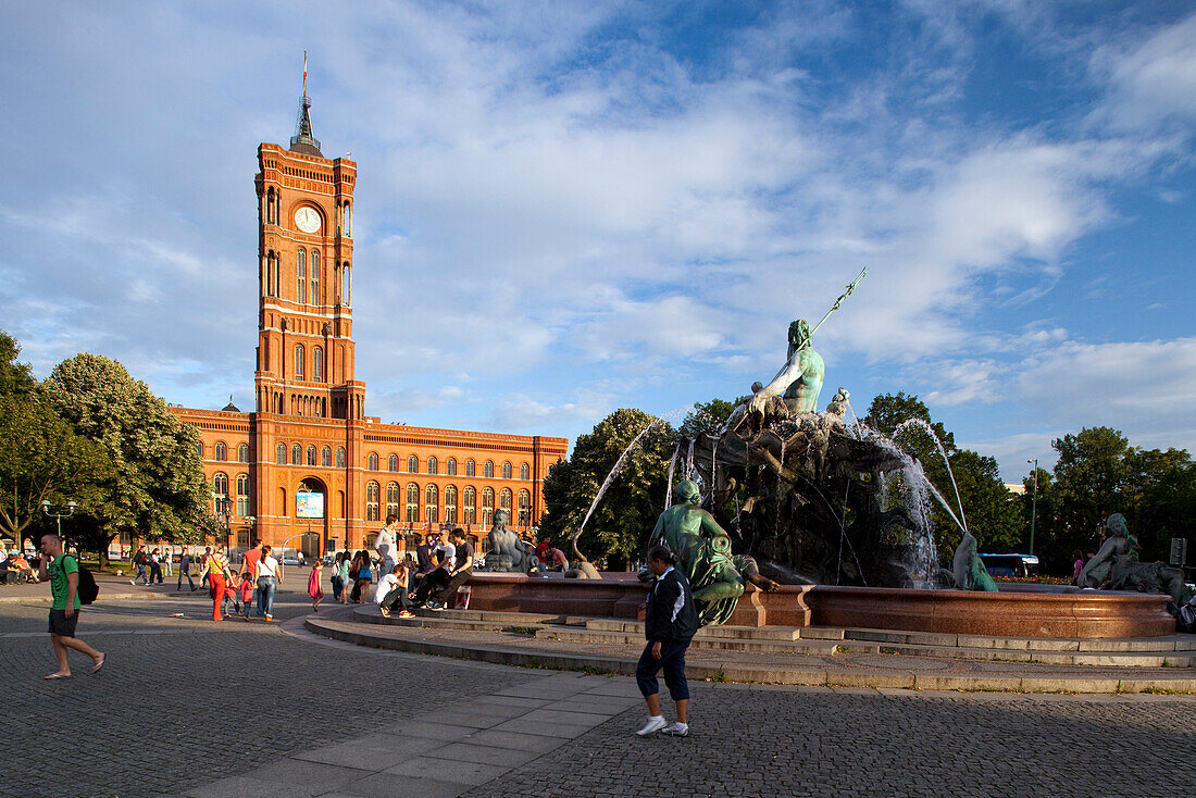 Berlin, Deutschland, 21. Juli 2009, Besucher versammeln sich um den Neptunbrunnen vor dem Roten Rathaus in Berlins historischem Bezirk Mitte