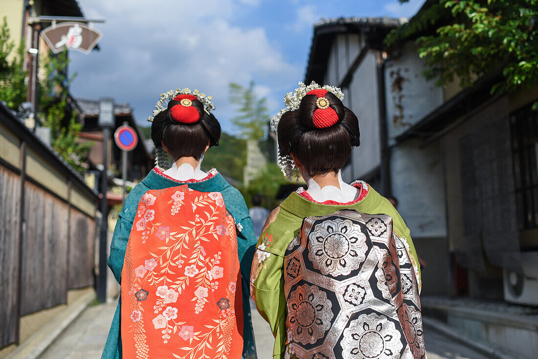 Eine Gruppe als Maikos verkleideter Frauen in den Straßen von Kyoto, Japan